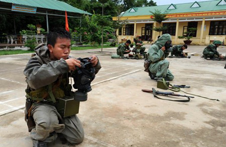 Là lực lượng chiến đấu, cơ động làm nhiệm vụ bảo đảm hóa học tại khu vực miền Trung và miền Nam, những năm qua, Lữ đoàn Phòng hóa 87, Binh chủng Hóa học, luôn hoàn thành tốt các nhiệm vụ huấn luyện, SSCĐ, làm nòng cốt khắc phục sự cố hóa chất độc hại, phóng xạ, ô nhiễm môi trường, xử lý chất độc tồn lưu sau chiến tranh… Trong ảnh là giờ huấn luyện khí tài tại Tiểu đoàn Phòng hóa 908.